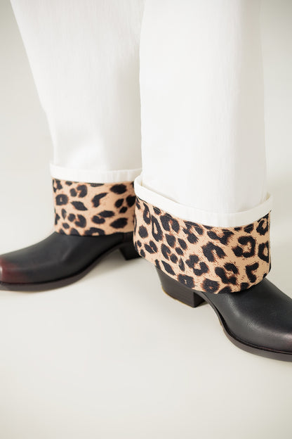 Pantalón ancho color crema con estampado de leopardo en el bajo