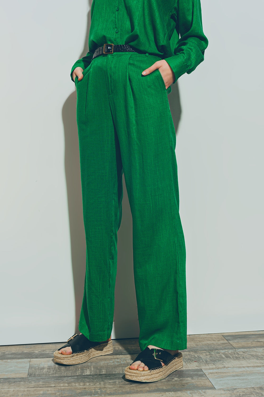 pantalón ancho de pinzas tejido algodon ligero en verde