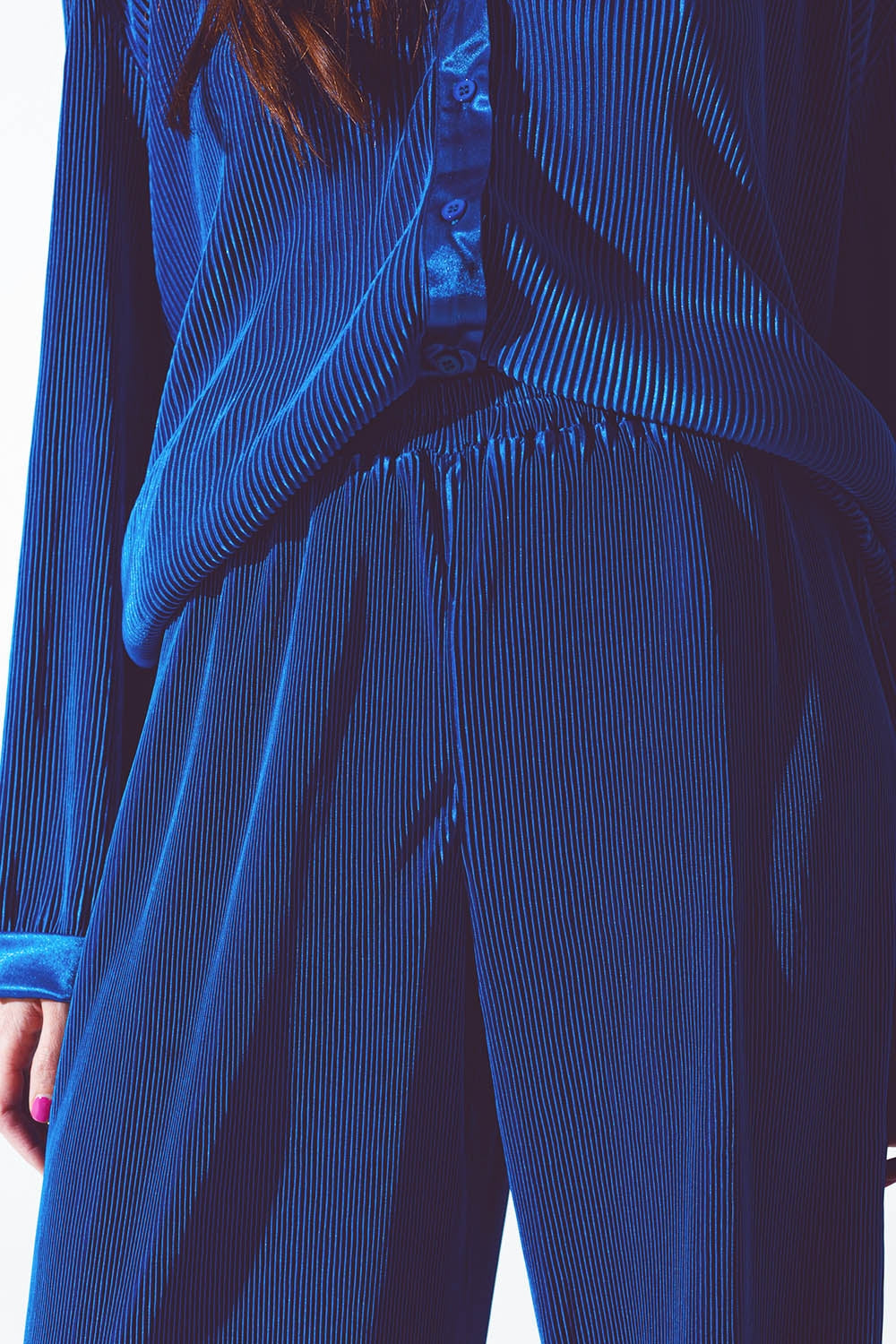 Pantalón ancho plisado de satén azul