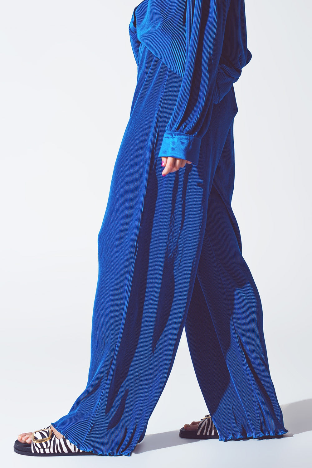 Pantalón ancho plisado de satén azul