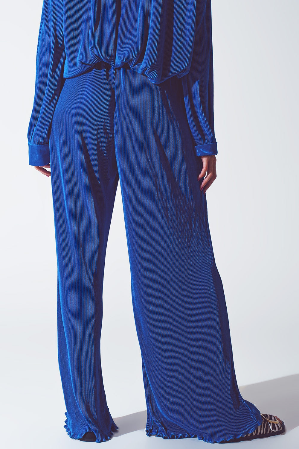 Pantalón ancho plisado de satén azul