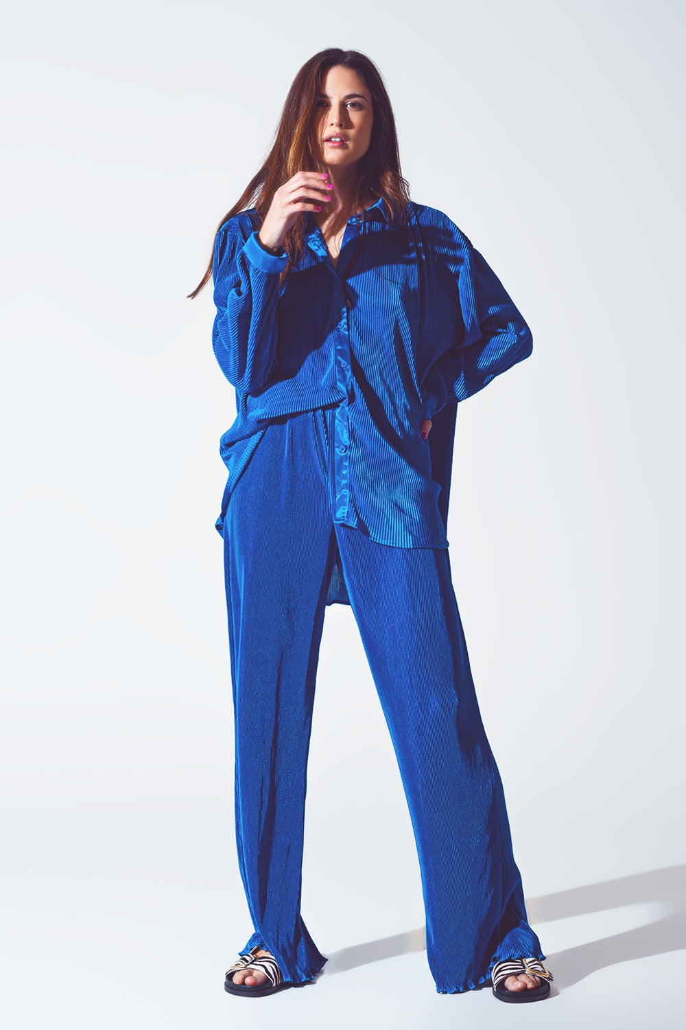 Pantalón ancho plisado de satén azul