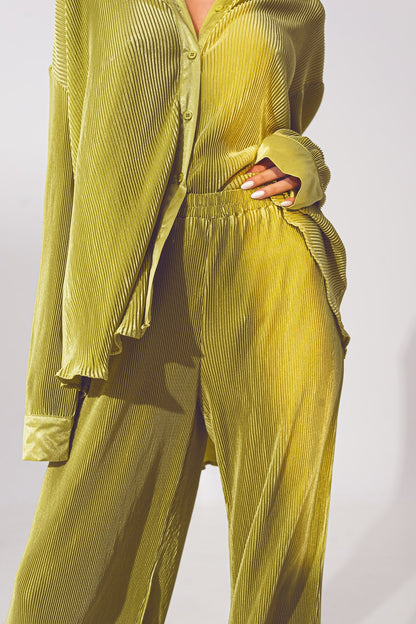 Pantalón ancho plisado de satén en verde
