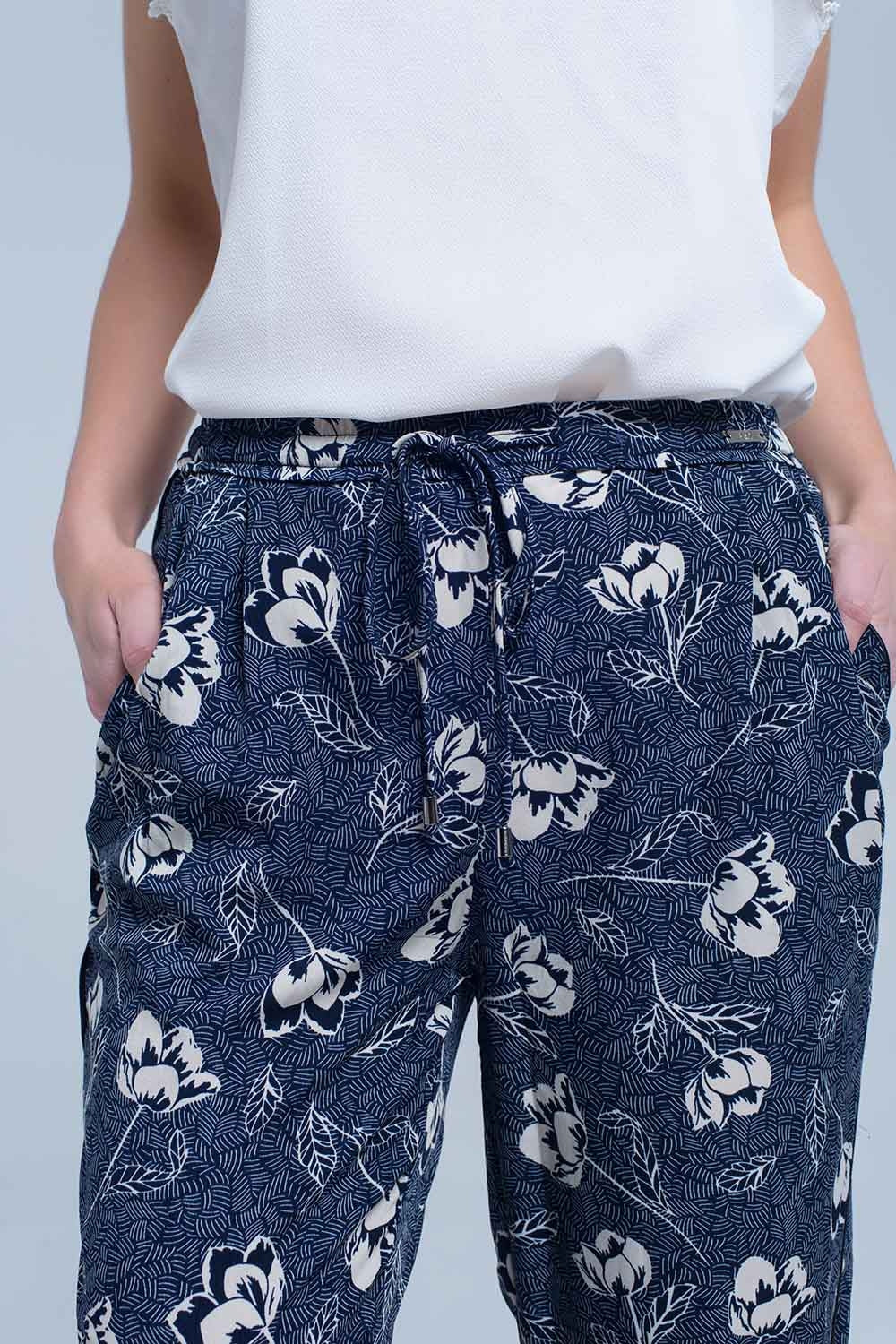 Pantalón azul marino con estampado floral