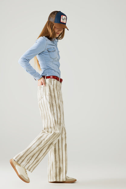 Pantalón beige de rayas elásticas y pernera ancha