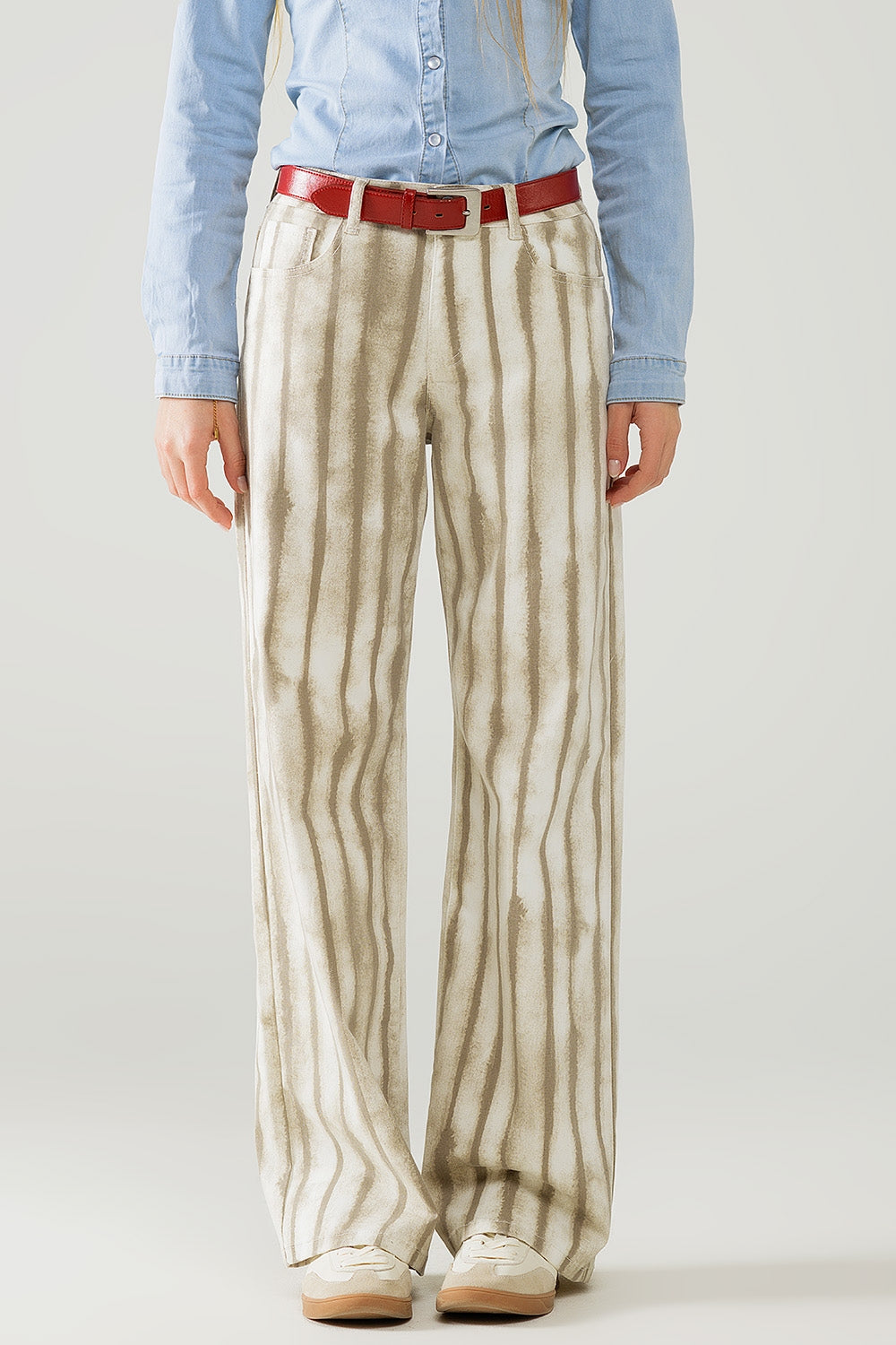Pantalón beige de rayas elásticas y pernera ancha