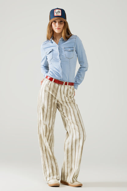 Pantalón beige de rayas elásticas y pernera ancha