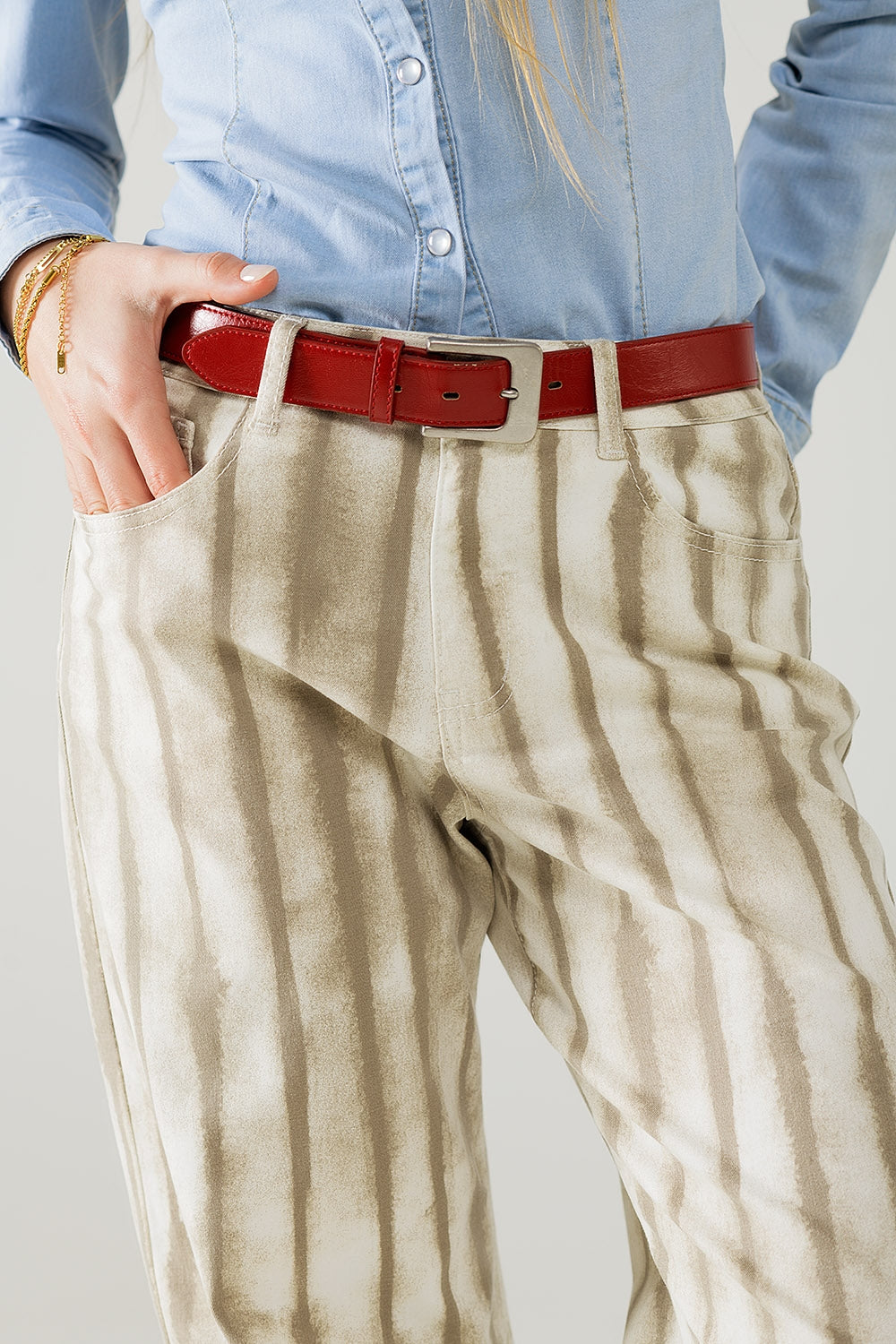 Pantalón beige de rayas elásticas y pernera ancha