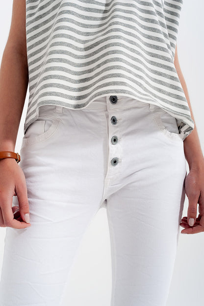 Pantalon blanco boyfriend con detalles en bolsillo de lentejuelas