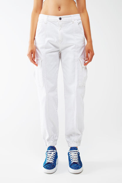 Q2 pantalón blanco cargo con cintura y bajos elásticos