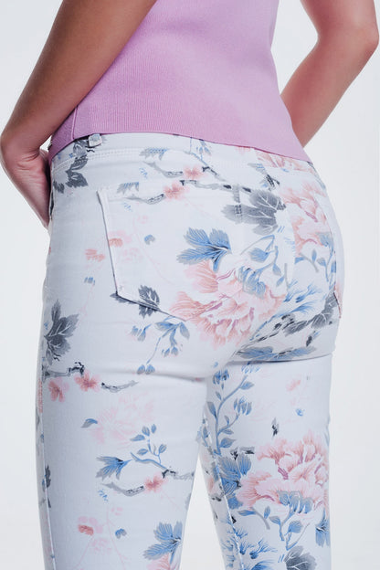 Pantalon blanco pitillo con estampado floral