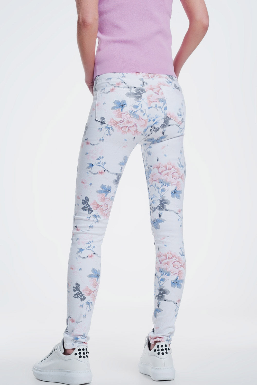 Pantalon blanco pitillo con estampado floral