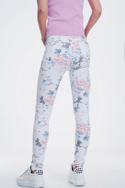 Pantalon blanco pitillo con estampado floral