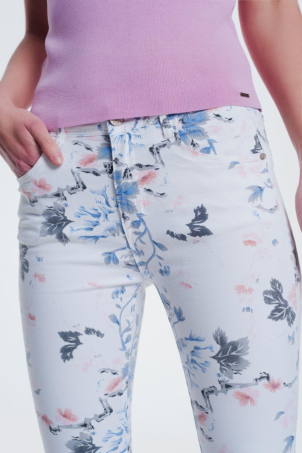 Pantalon blanco pitillo con estampado floral