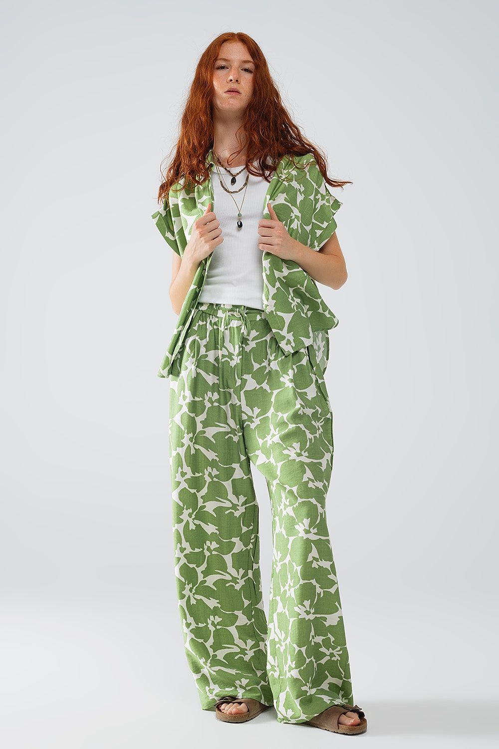 Pantalón con cintura elástica y estampado floral verde