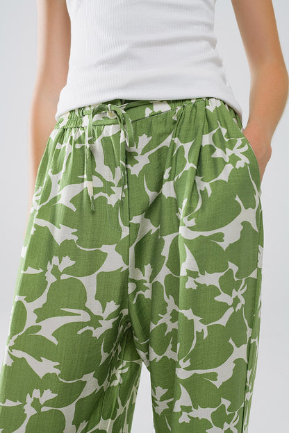 Pantalón con cintura elástica y estampado floral verde