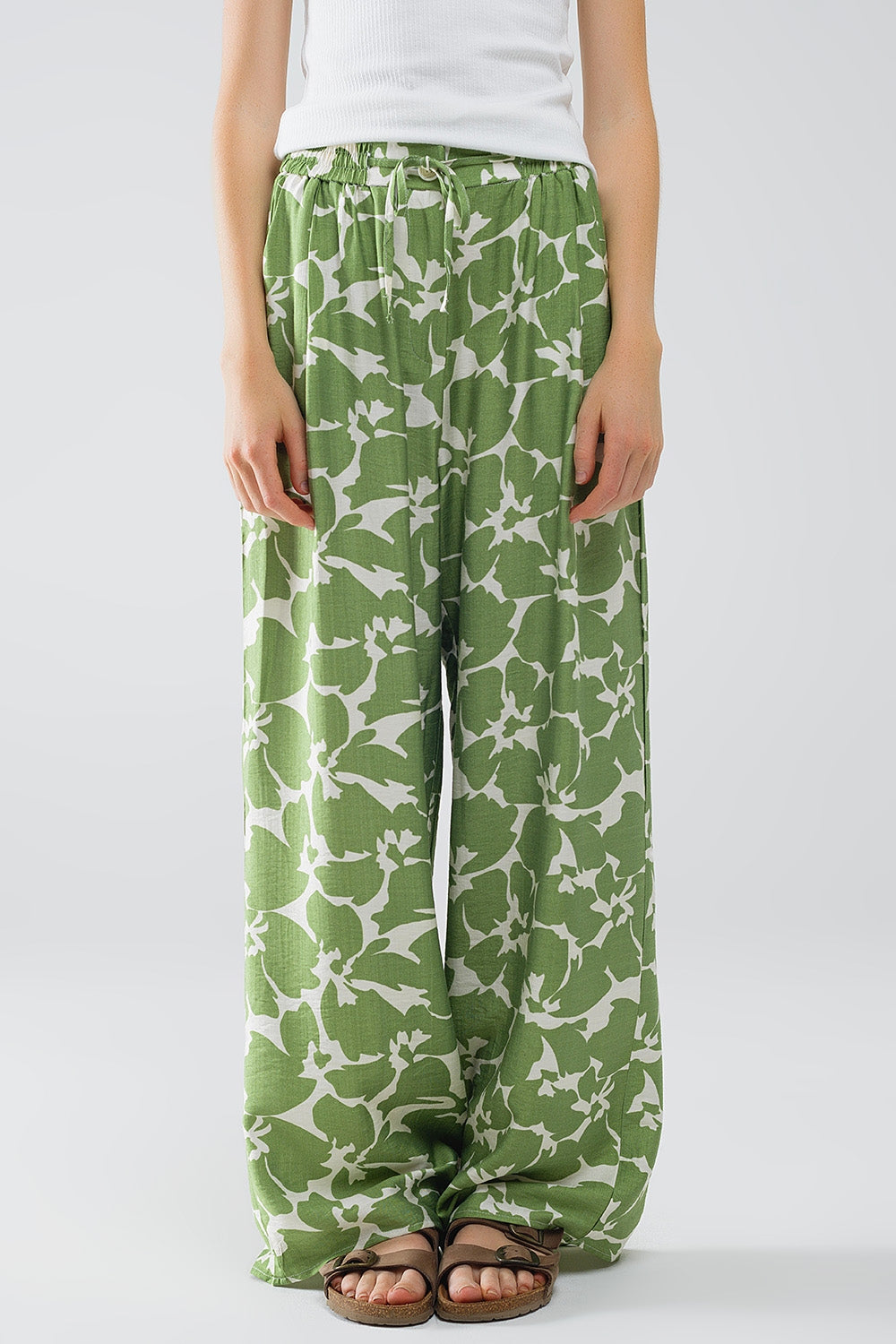 Pantalón con cintura elástica y estampado floral verde