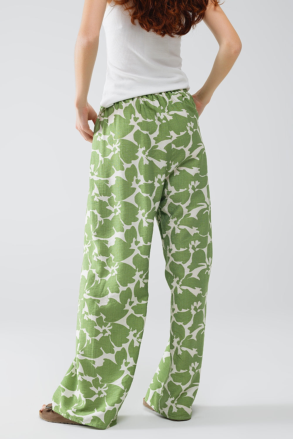 Pantalón con cintura elástica y estampado floral verde