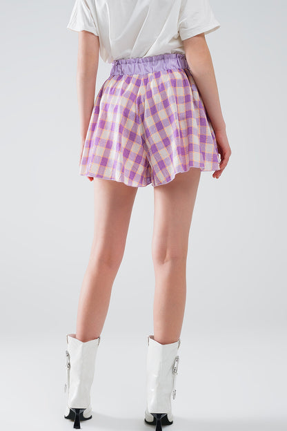 Pantalón corto con estampado de cuadros morados y detalle de cintura ajustada