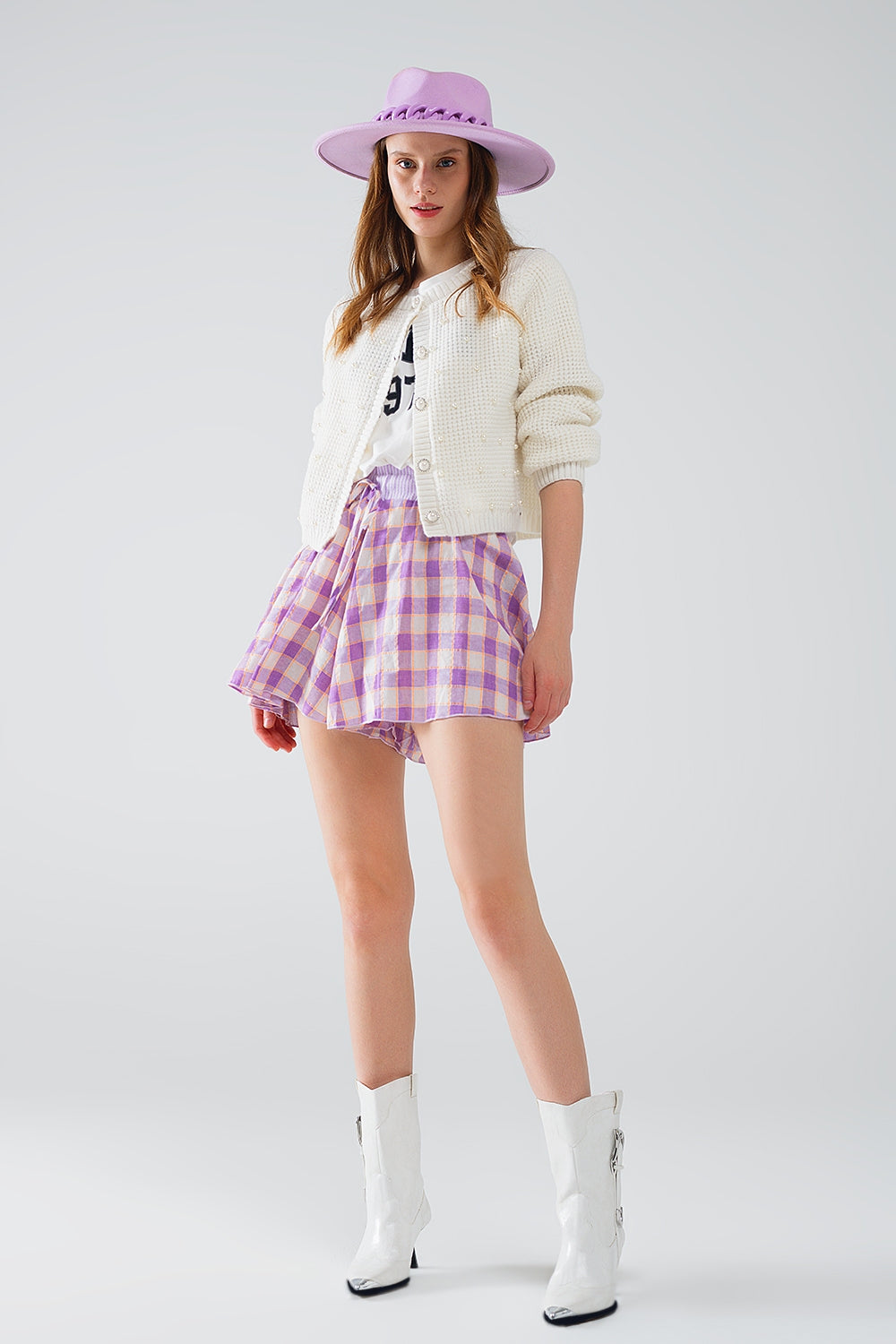 Pantalón corto con estampado de cuadros morados y detalle de cintura ajustada
