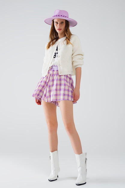 Pantalón corto con estampado de cuadros morados y detalle de cintura ajustada