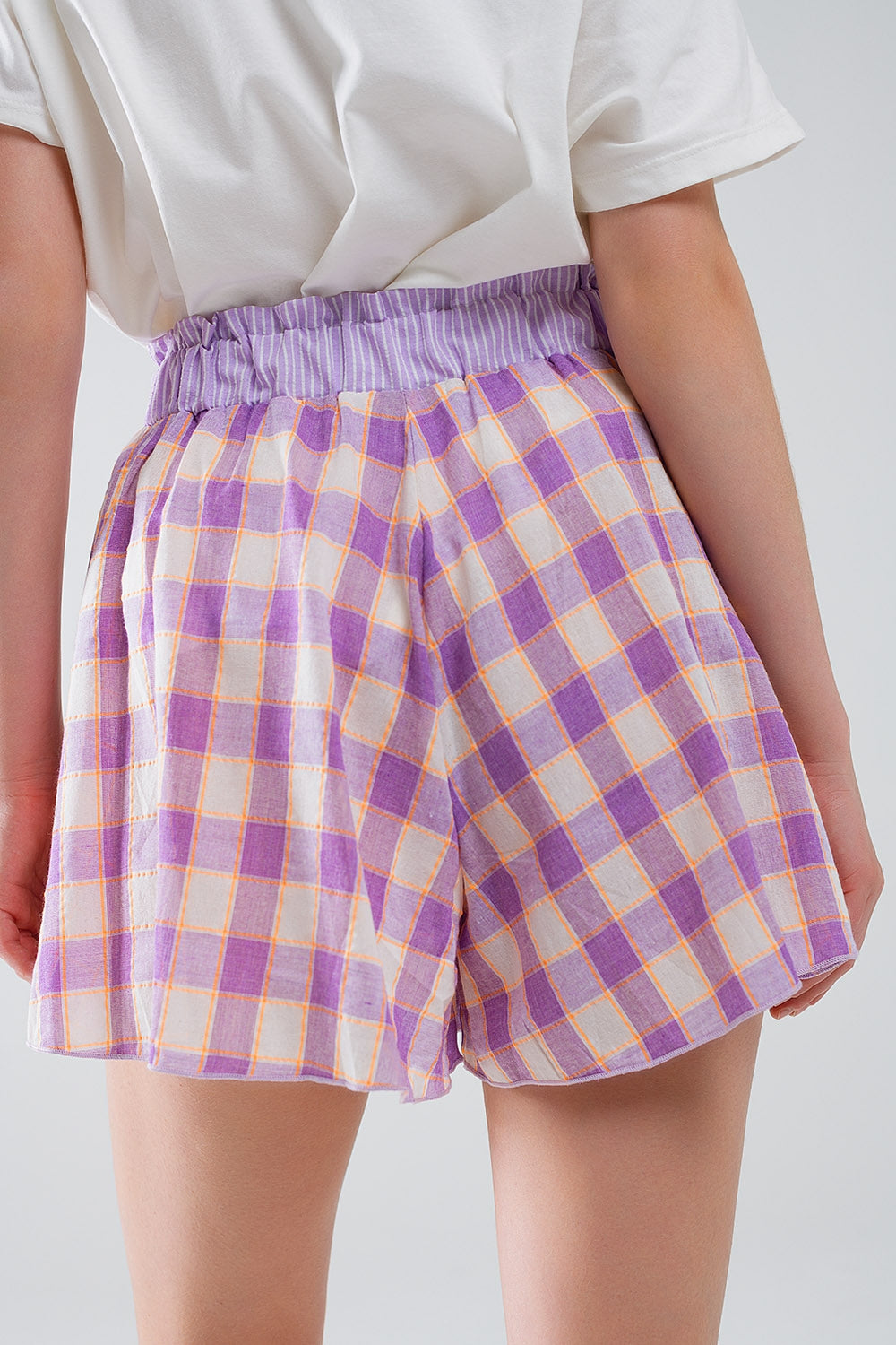 Pantalón corto con estampado de cuadros morados y detalle de cintura ajustada