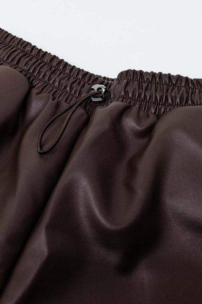 Pantalón corto de piel sintética marrón con fruncido en la cintura con cordón de ajuste