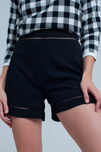 Pantalón corto negro con encaje