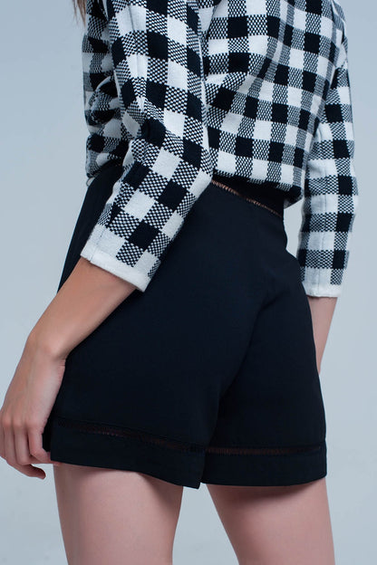 Pantalón corto negro con encaje