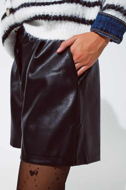Pantalón corto oversize de piel sintética con pliegue delantero y bolsillos en negro
