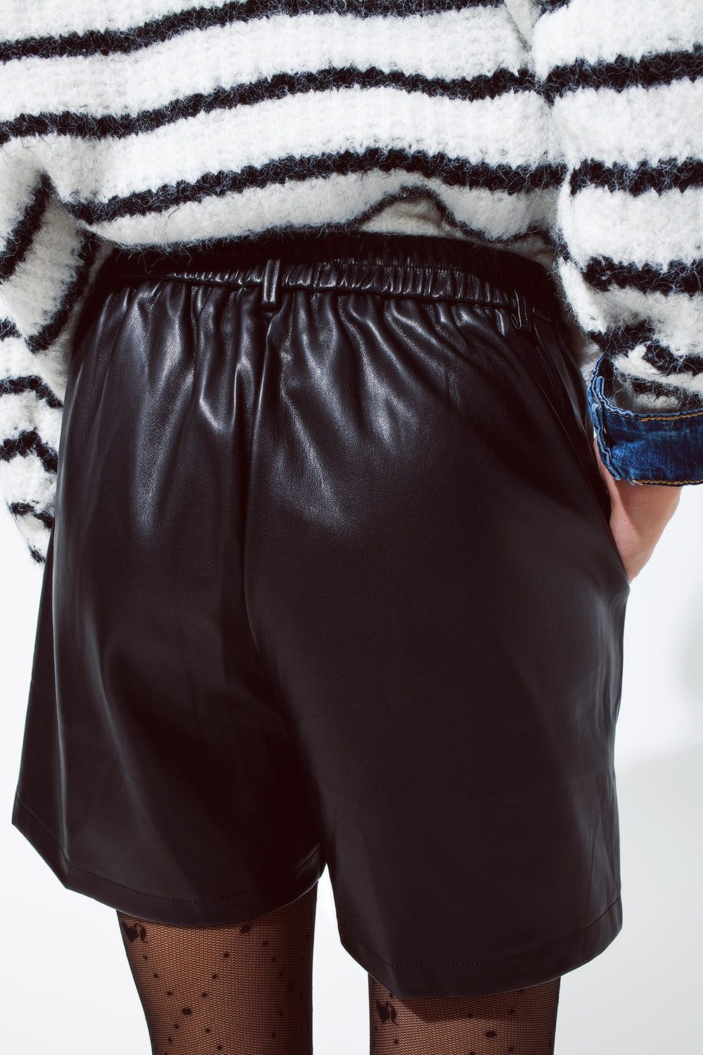 Pantalón corto oversize de piel sintética con pliegue delantero y bolsillos en negro