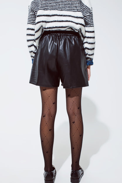 Pantalón corto oversize de piel sintética con pliegue delantero y bolsillos en negro