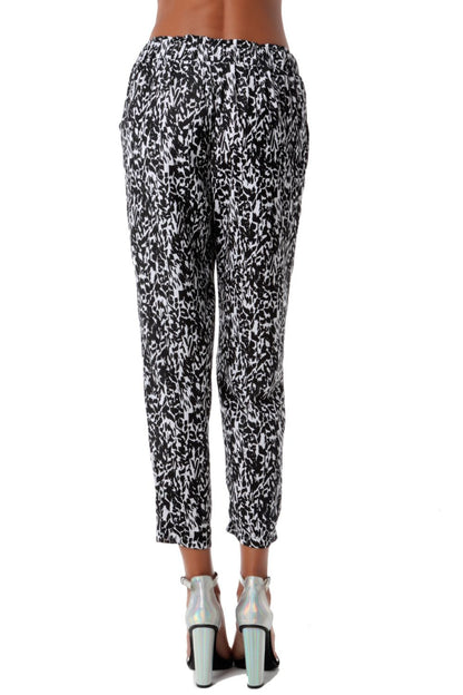 Pantalón de corte holgado con estampado abstracto