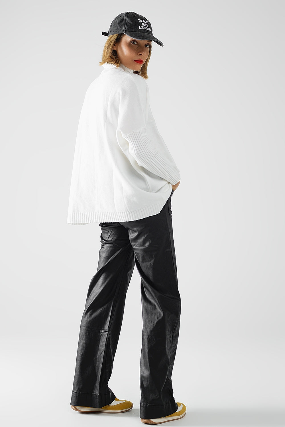 Pantalón de piel sintética con pernera ancha y detalle de bolsillo