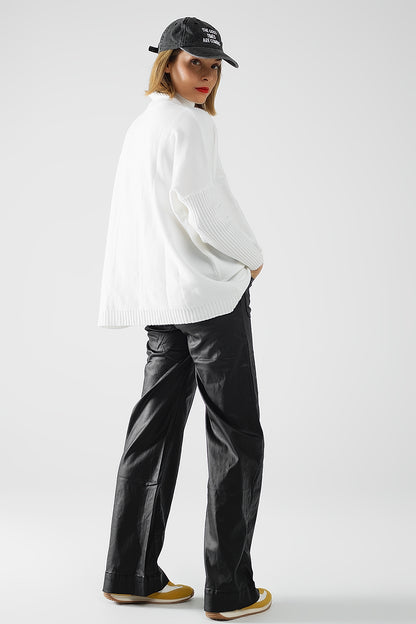 Pantalón de piel sintética con pernera ancha y detalle de bolsillo