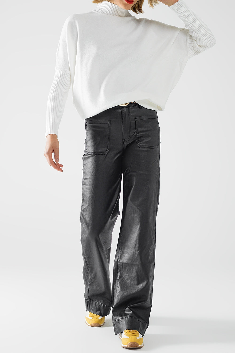 Pantalón de piel sintética con pernera ancha y detalle de bolsillo