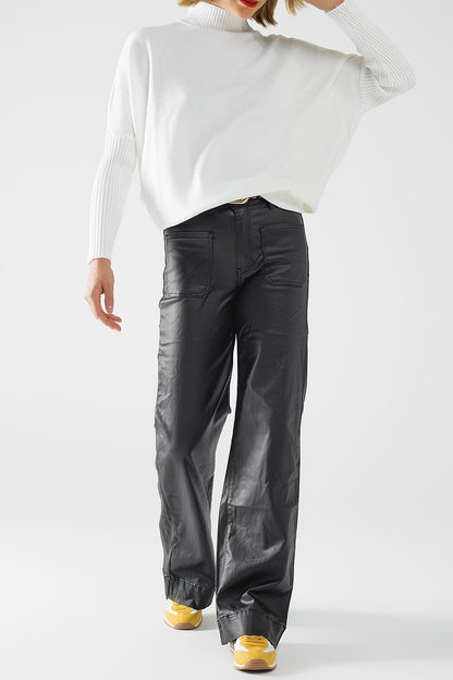 Pantalón de piel sintética con pernera ancha y detalle de bolsillo