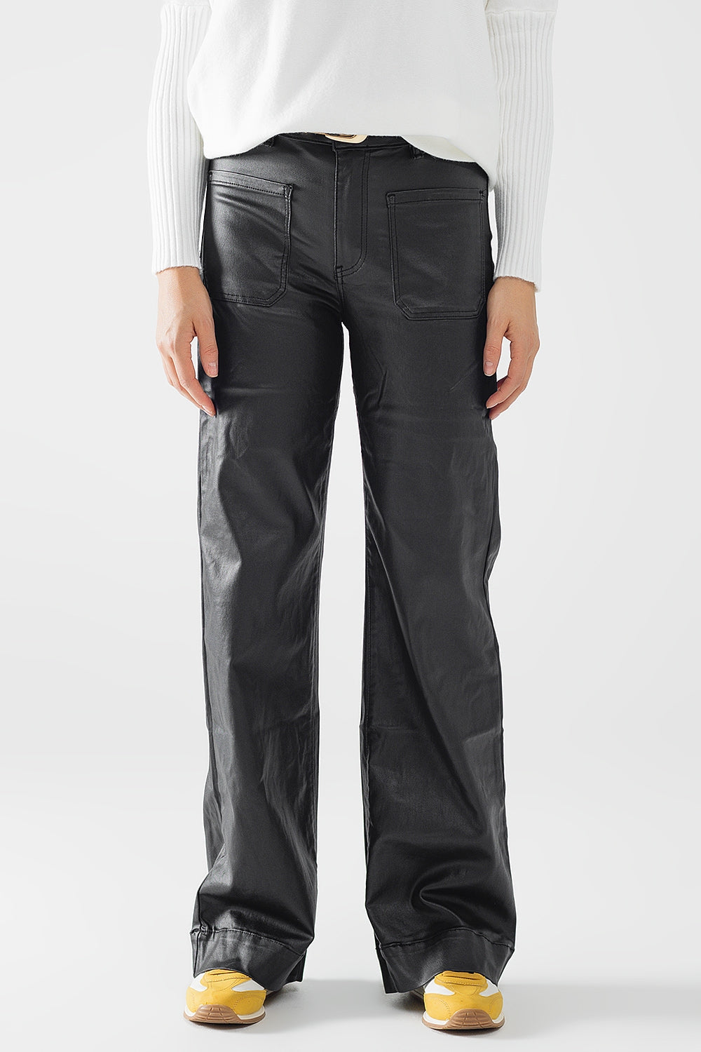 Pantalón de piel sintética con pernera ancha y detalle de bolsillo