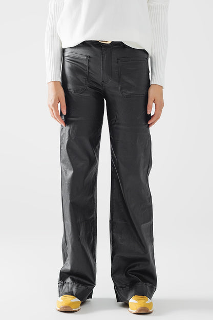 Pantalón de piel sintética con pernera ancha y detalle de bolsillo