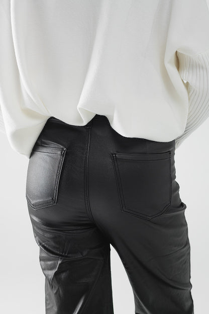 Pantalón de piel sintética con pernera ancha y detalle de bolsillo