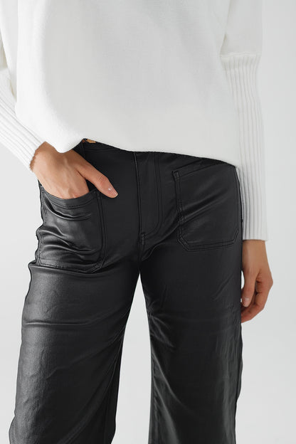 Pantalón de piel sintética con pernera ancha y detalle de bolsillo