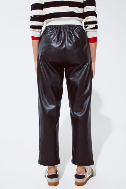 Pantalón de piel sintética con pliegues y cintura elástica