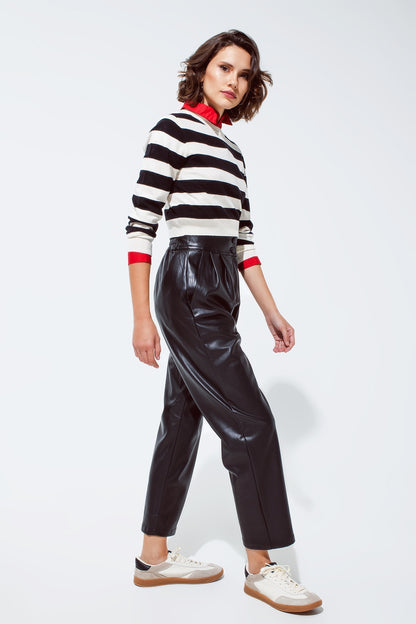 Pantalón de piel sintética con pliegues y cintura elástica