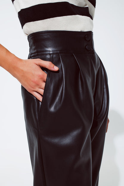 Pantalón de piel sintética con pliegues y cintura elástica