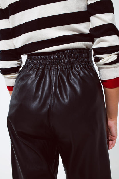 Pantalón de piel sintética con pliegues y cintura elástica