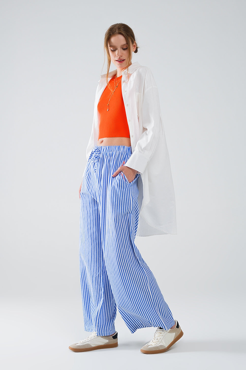 Pantalón de rayas azules con cintura elástica y bolsillos