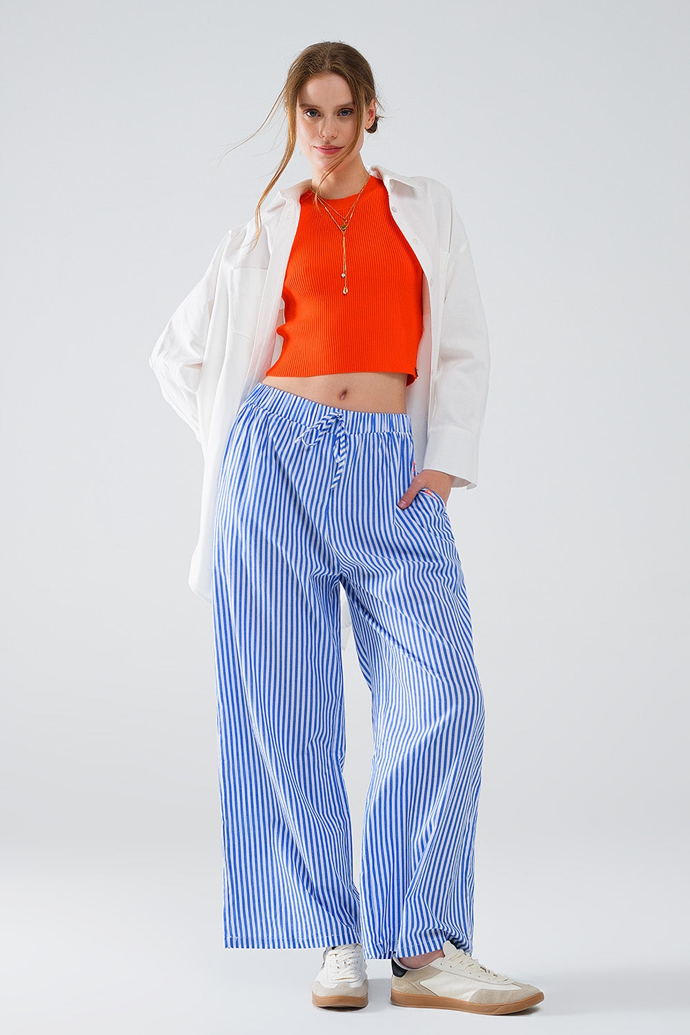 Pantalón de rayas azules con cintura elástica y bolsillos