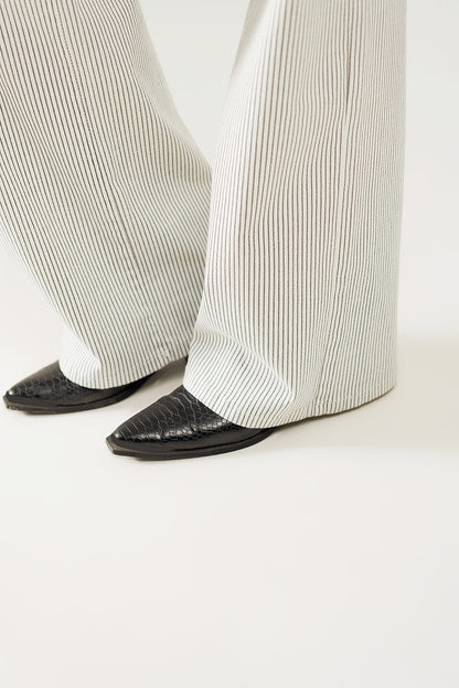 Pantalón de rayas con pernera recta en tejido elástico