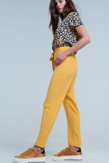 Pantalon en mostaza con cinturón de raso