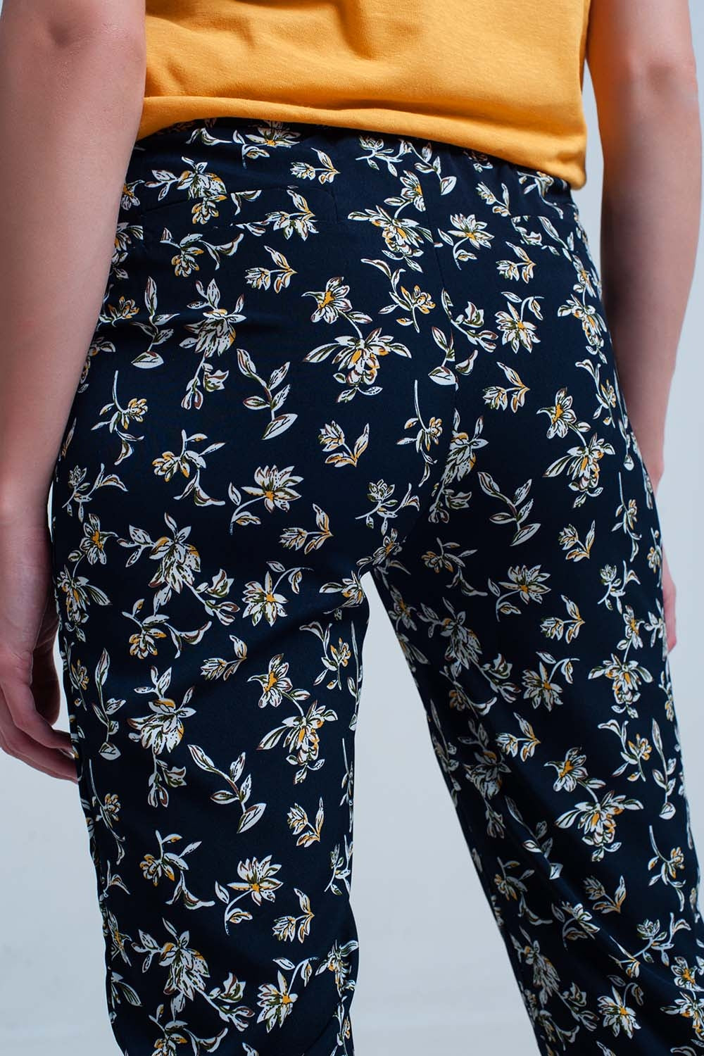 Pantalon estampado flores con cinturon